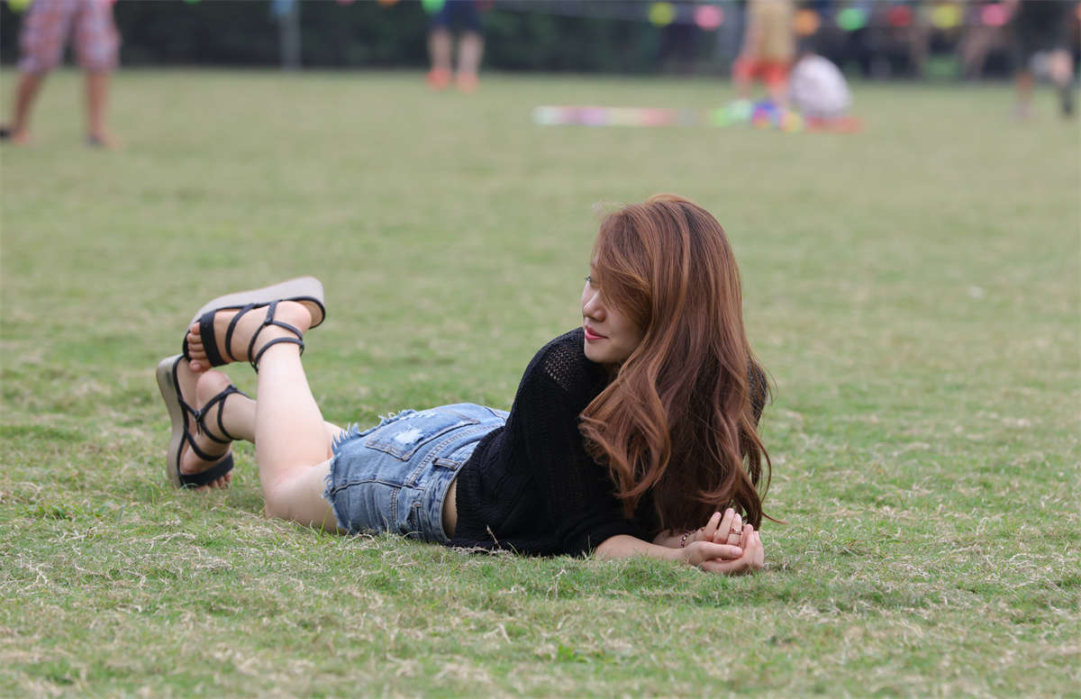 图片[2]-踏青公园街拍系列No.979 别人家的模特脱鞋拍大片，不蹭拍几张说不过去-日更街拍