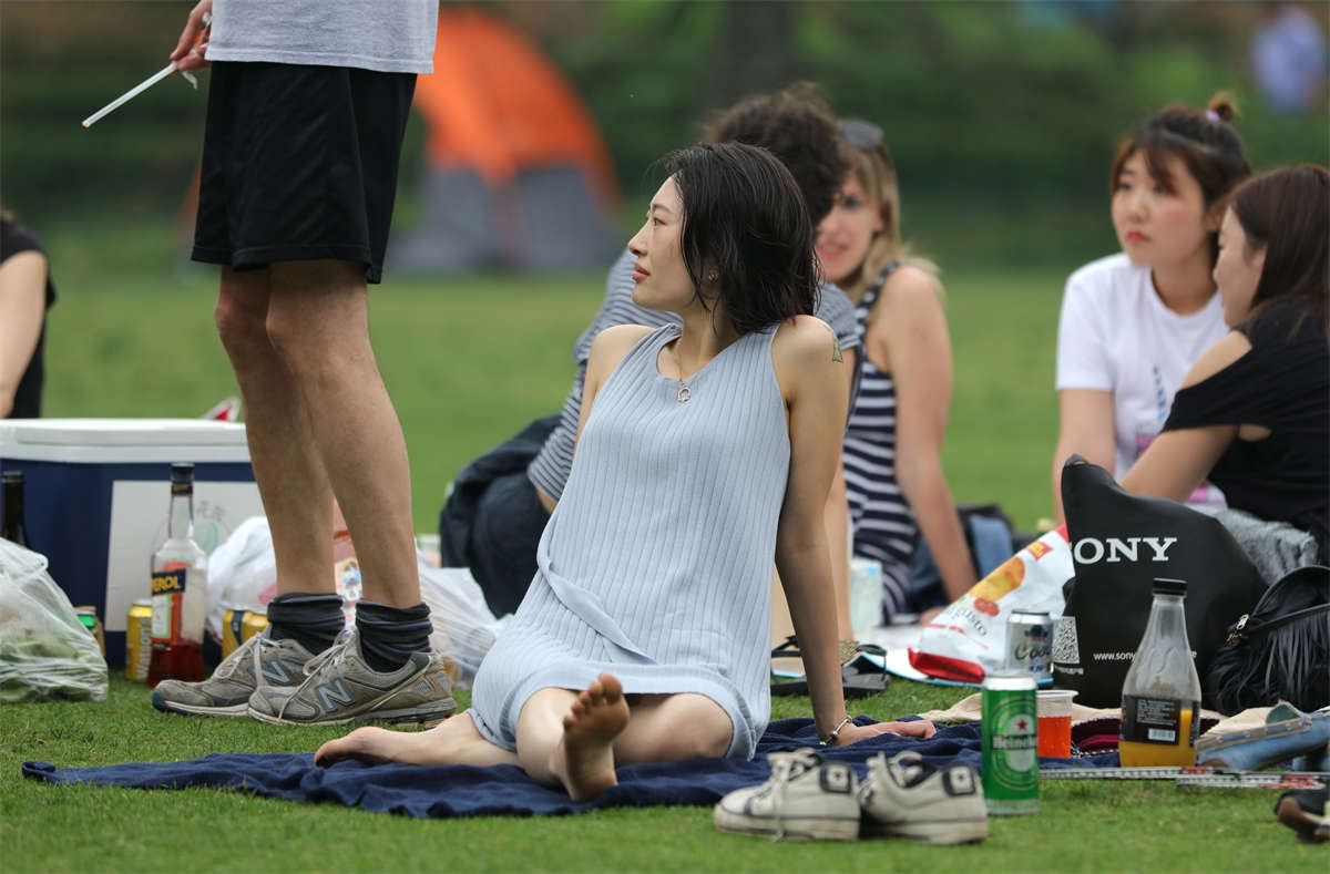 图片[2]-踏青公园街拍系列No.1754 凭多年眼力一下子就鉴别出人堆中的一双精致美足-日更街拍