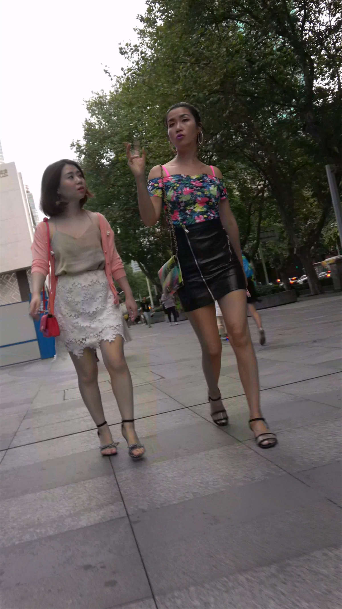 图片[2]-碎花吊带衫皮裙美女-日更街拍