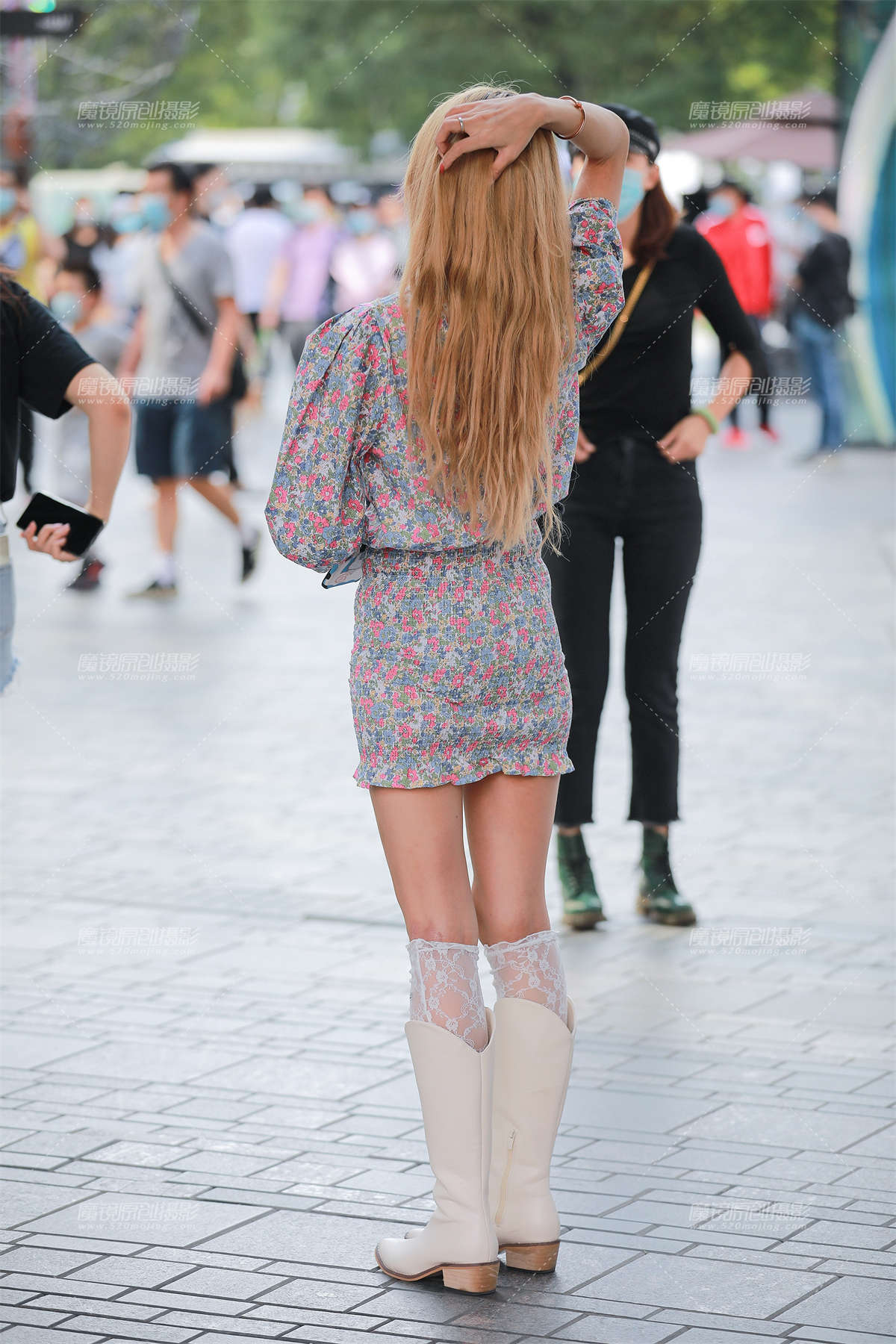 图片[2]-【玻璃街拍】爱拍照的小美女-日更街拍