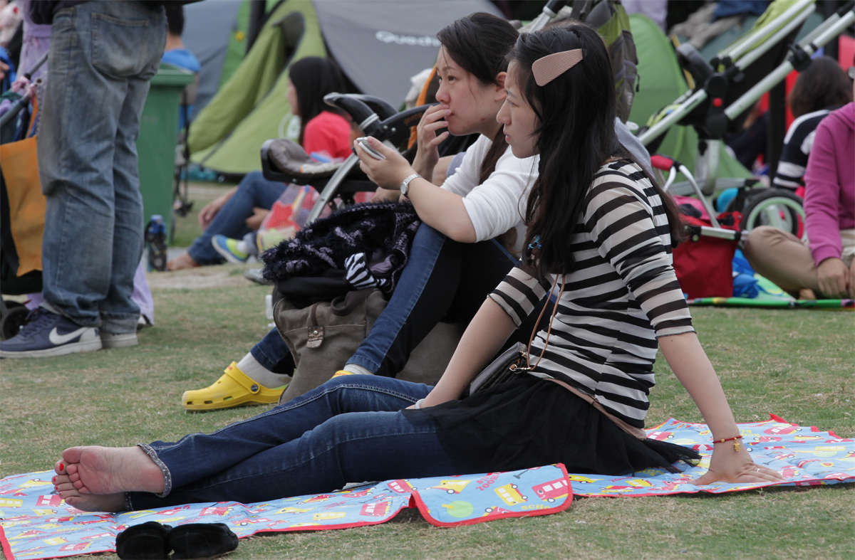 图片[2]-踏青公园街拍系列No.1243 小家碧玉型少妇从拘谨到慢慢放松-日更街拍