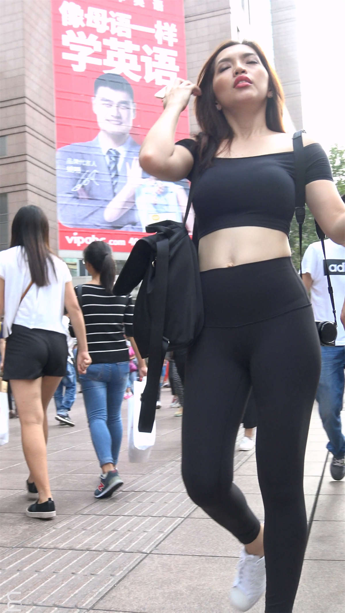 图片[2]-紧身翘臀露脐运动弹力裤美女-日更街拍