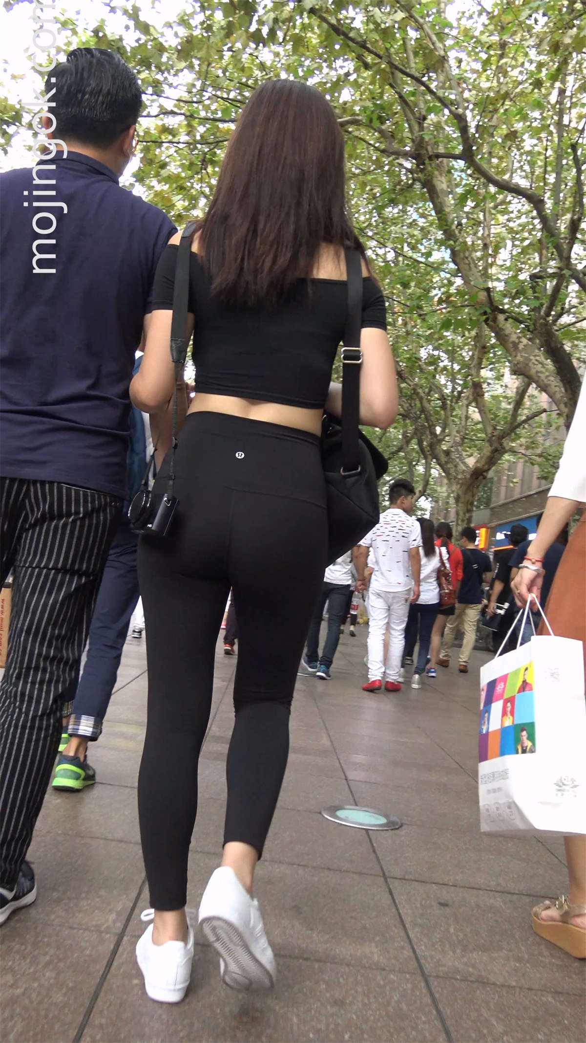 紧身翘臀露脐运动弹力裤美女-日更街拍