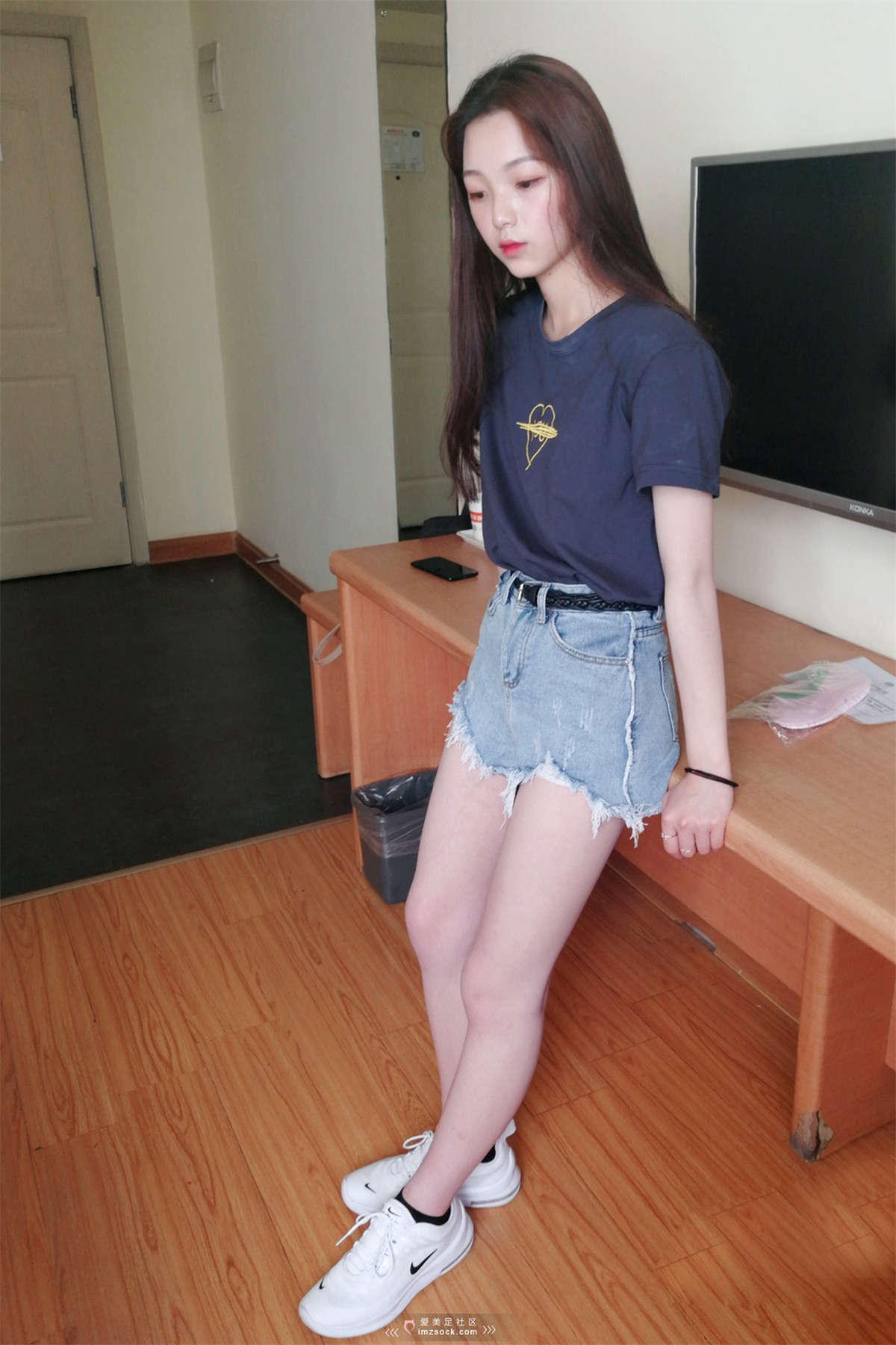 图片[2]-MZSOCK-2018 No.163 纯妹子白色板鞋黑色小短袜-日更街拍