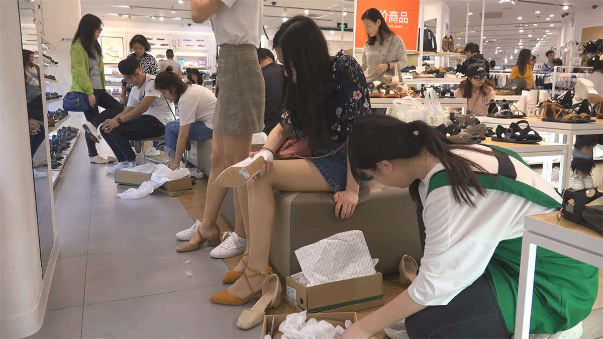 少女细长光滑的丝足-日更街拍