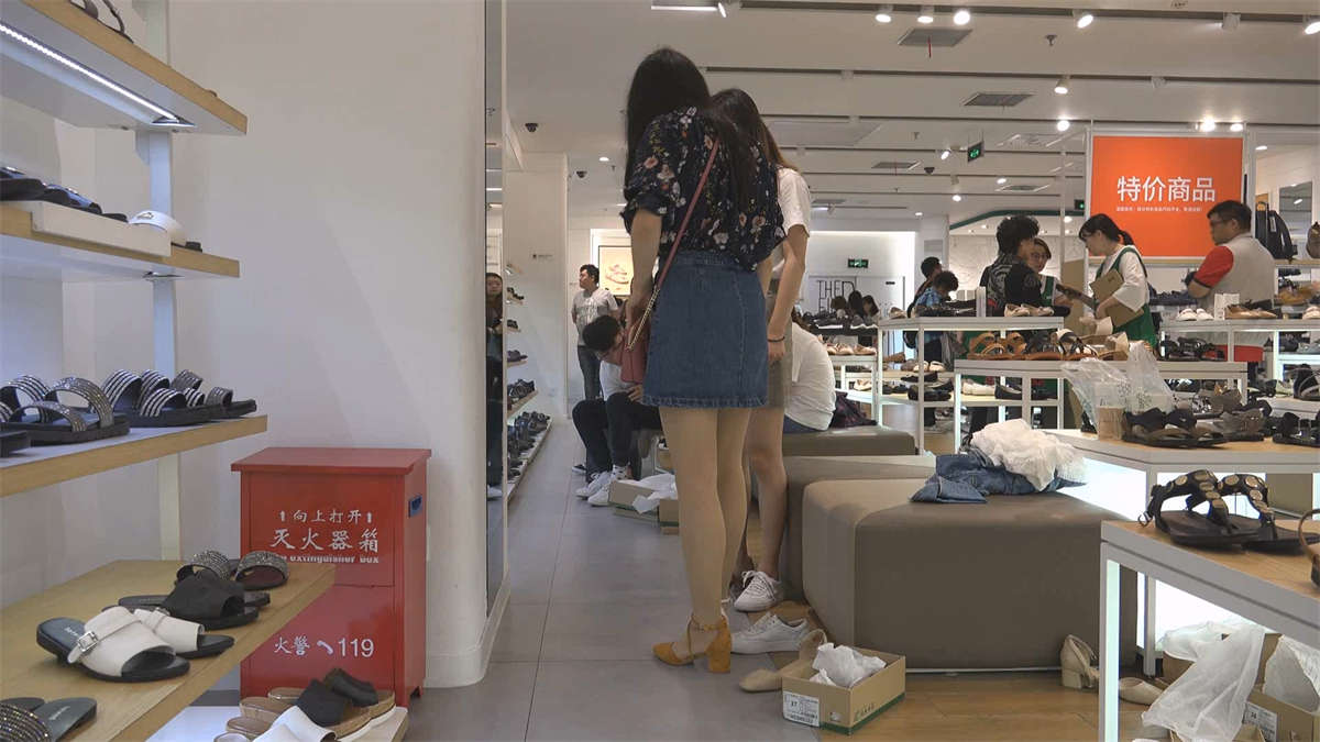 图片[2]-少女细长光滑的丝足-日更街拍