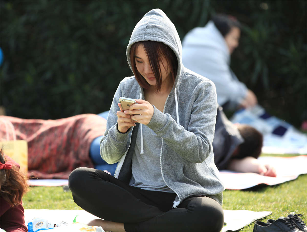 图片[2]-踏青公园街拍系列No.980 单是图片难以描述这双灵动的少女素足-日更街拍