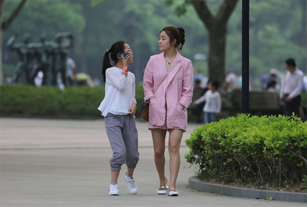 图片[2]-踏青公园街拍系列No.1755 嫩到出水的甜美少女，幼滑脚趾从鞋中慢慢全露出-日更街拍