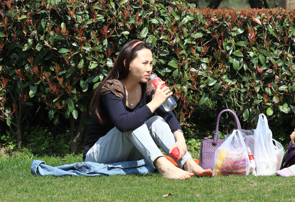 图片[2]-踏青公园街拍系列No.1051 烈日下的晒足休憩，足底为何如此红润-日更街拍