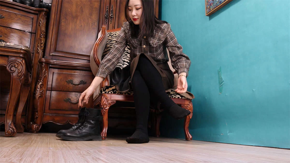 Sexy Asian Girls Feet Vol.121 LiuWeiWei展示她的性感裸足-日更街拍