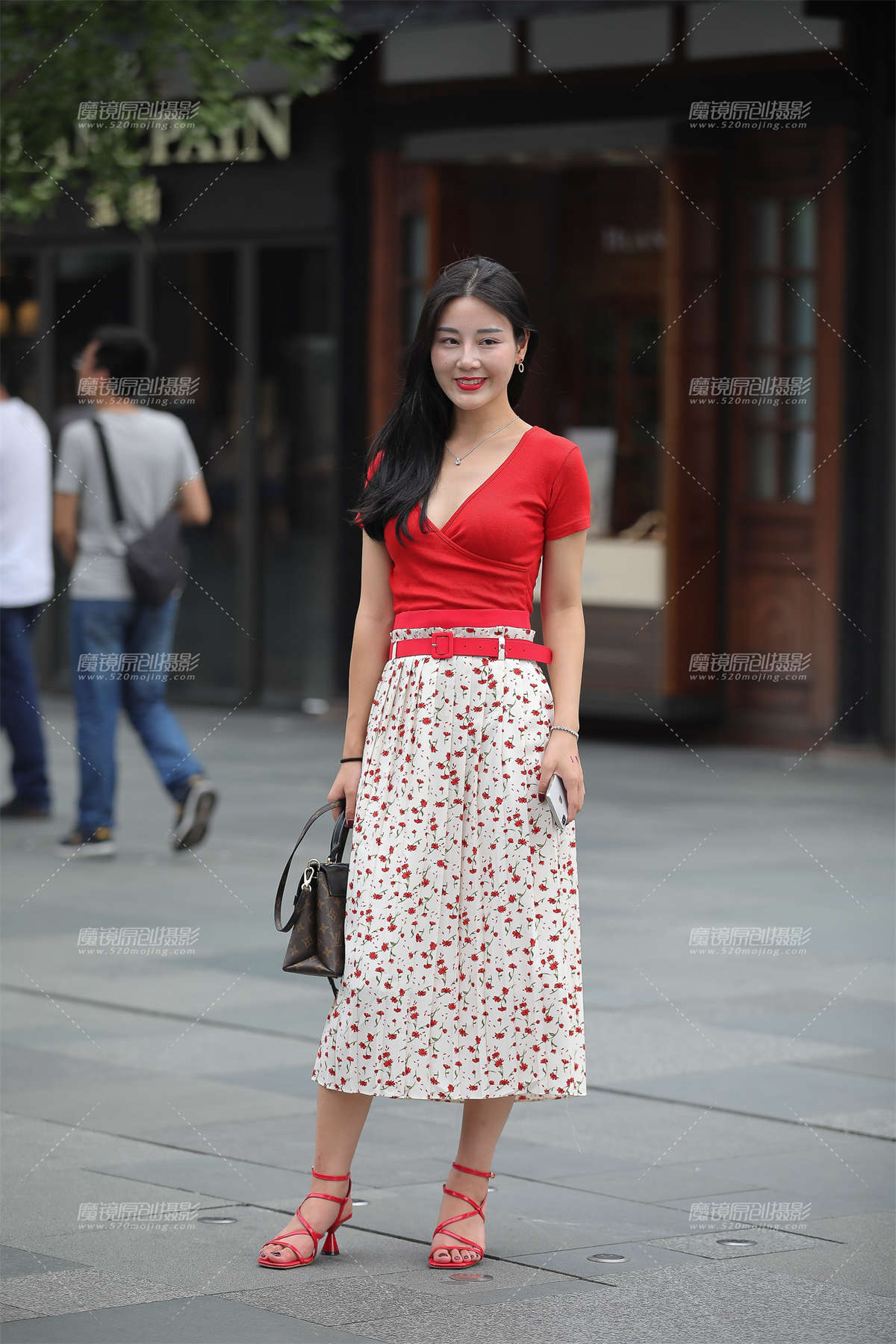 美女今天心情不错-日更街拍