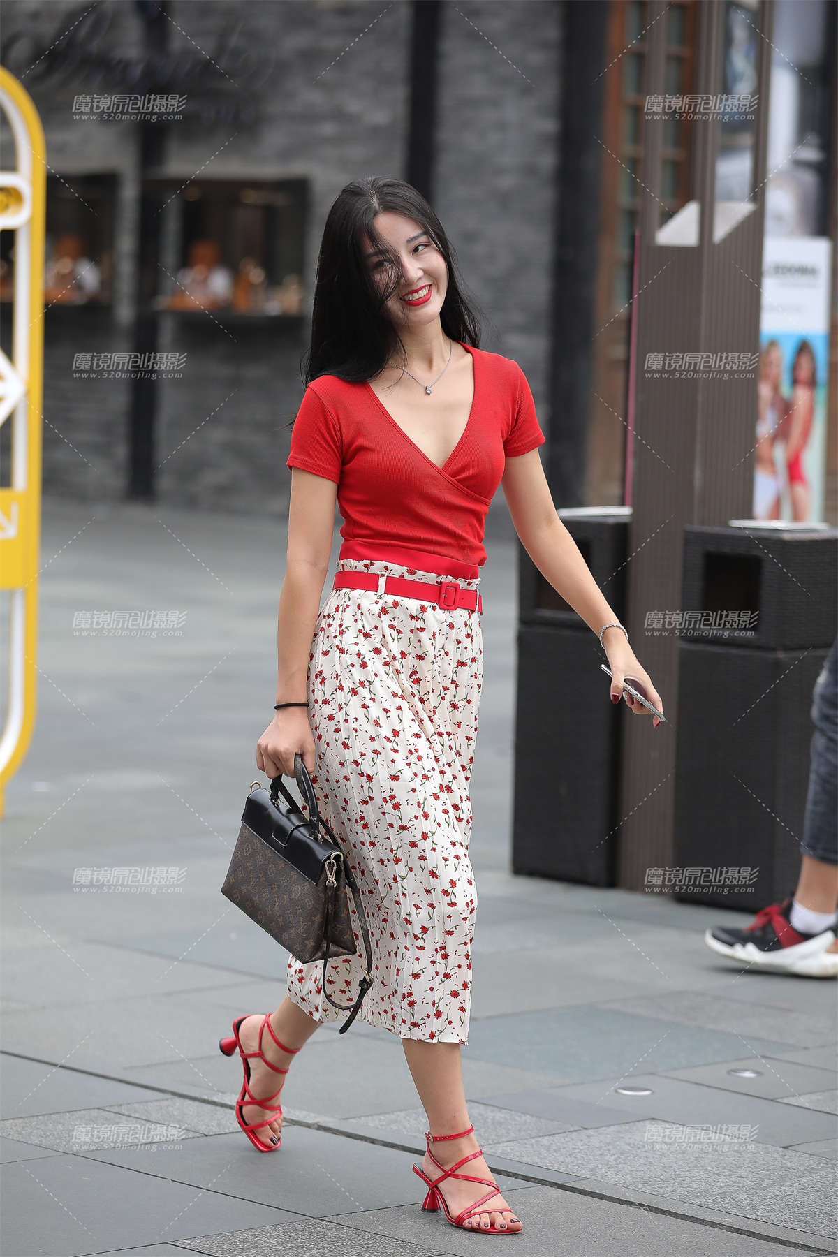 图片[2]-美女今天心情不错-日更街拍