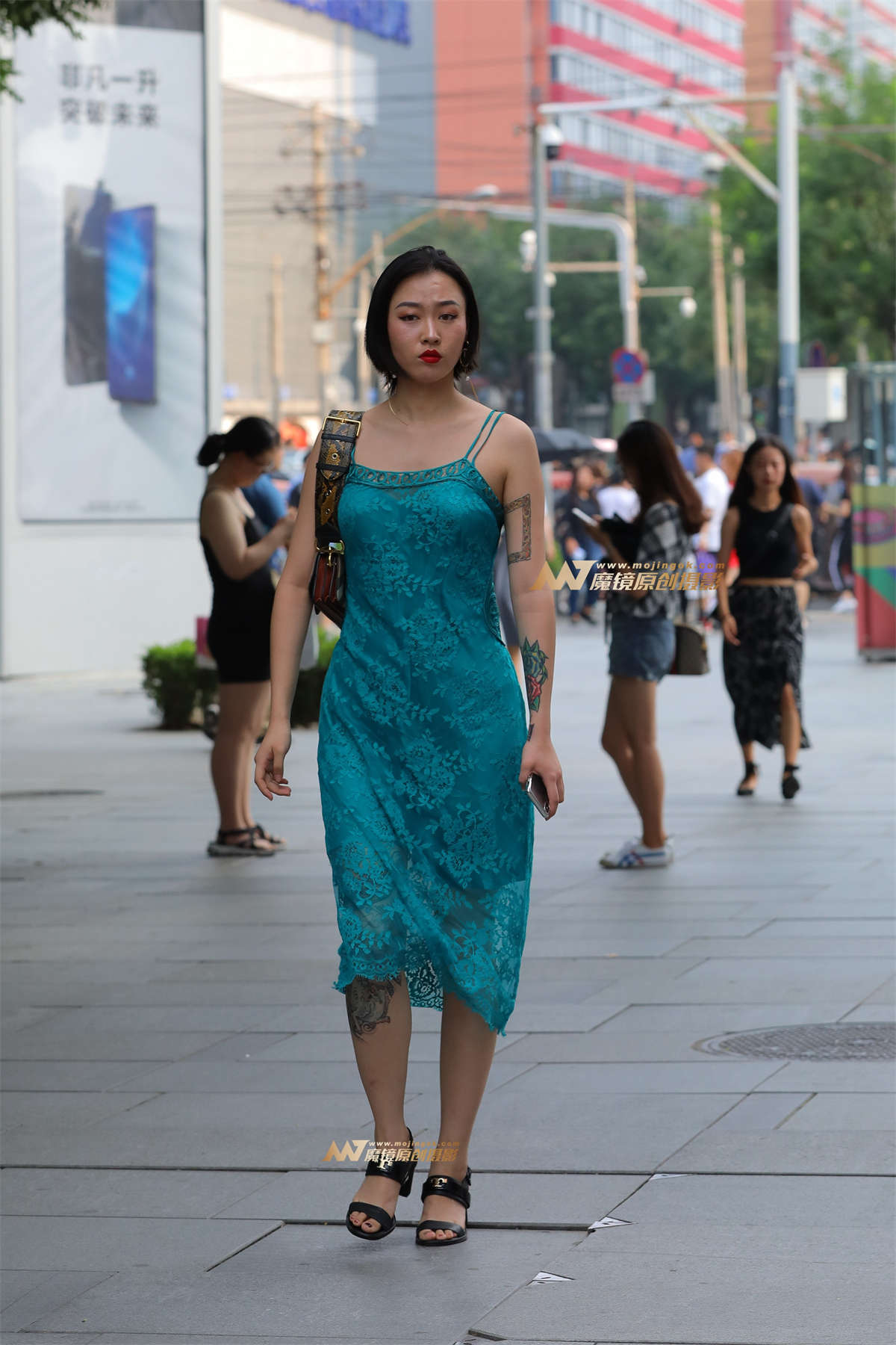 性感吊带裙少妇-日更街拍