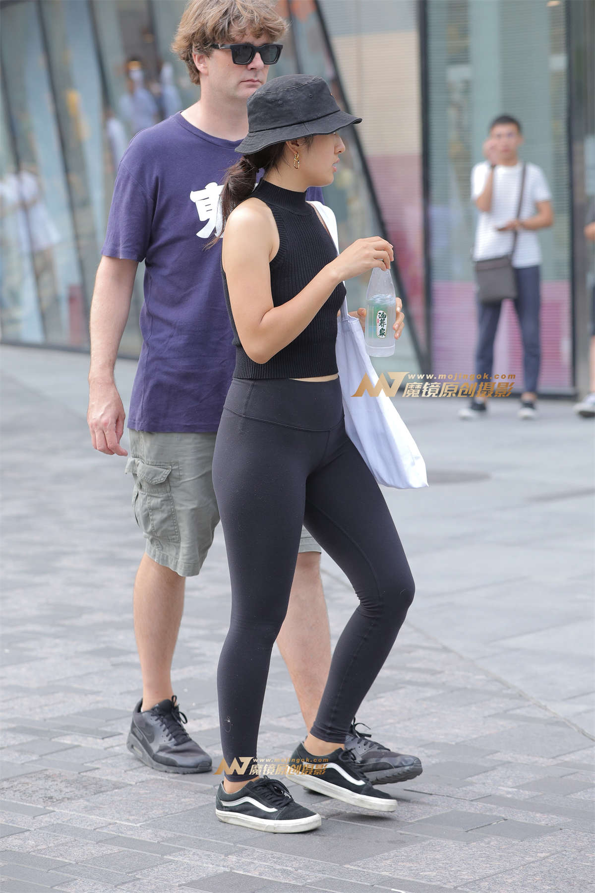 图片[2]-【视觉冲击赛贴】又遇真空背心，黑色健美裤MM-日更街拍