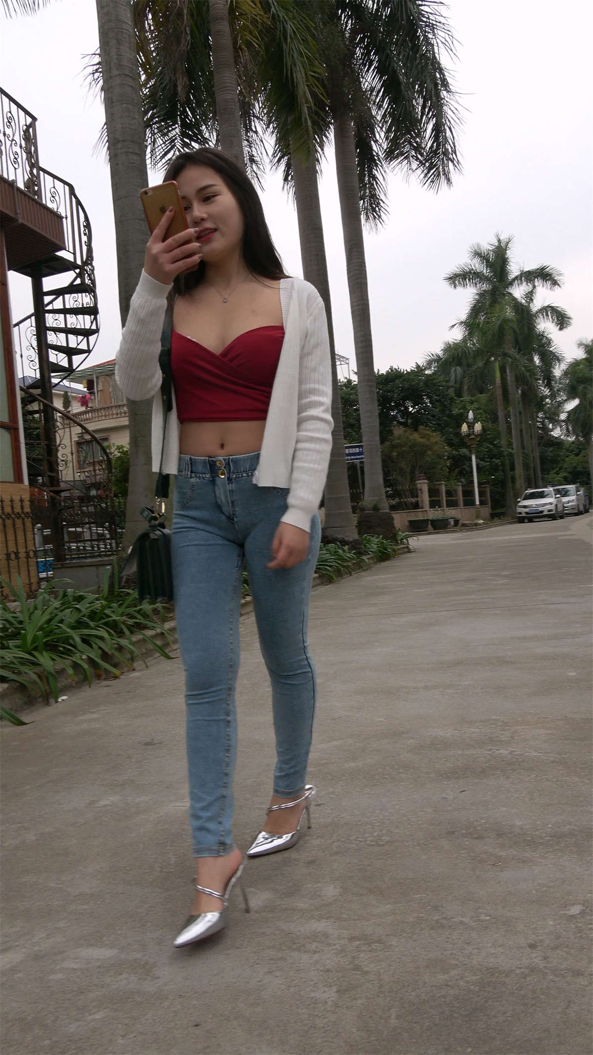 图片[2]-超紧牛仔高跟美女外拍-日更街拍