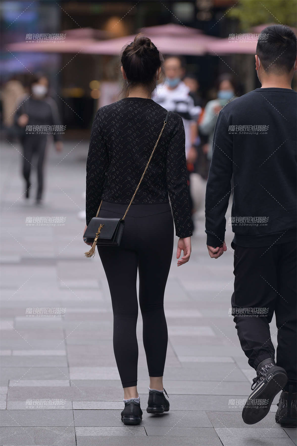 图片[2]-黑色紧身裤美女-日更街拍