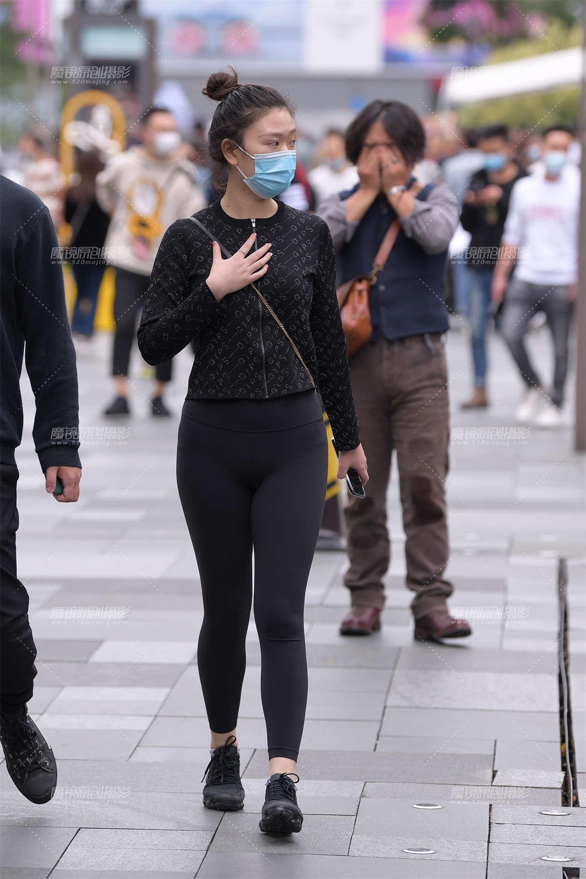 黑色紧身裤美女-日更街拍