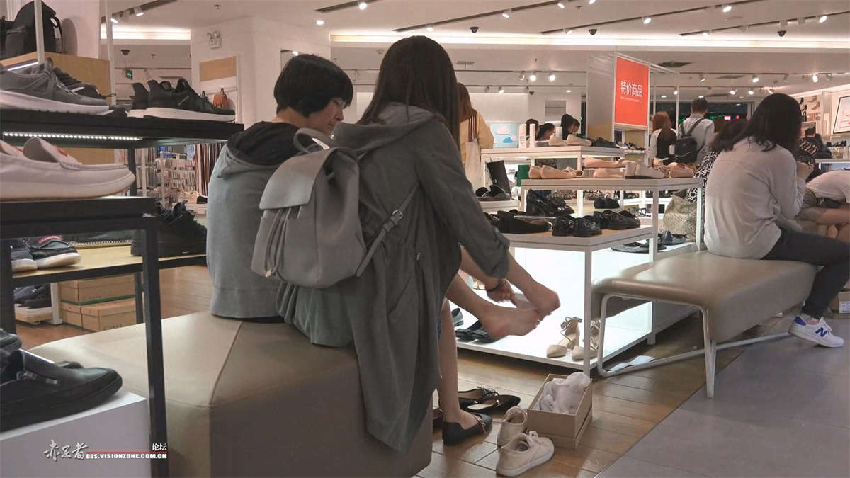 图片[2]-妈妈带着可爱闺女试穿皮鞋白色船袜-日更街拍