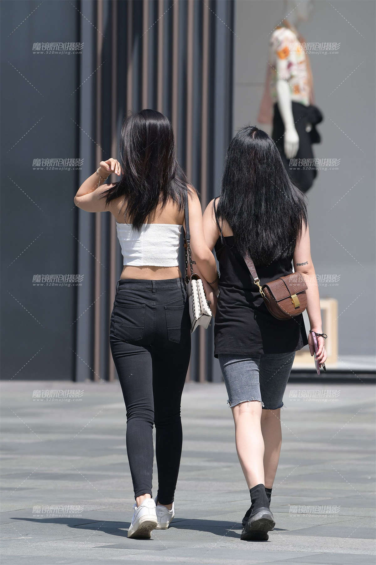 图片[2]-抹胸紧牛闺蜜-日更街拍