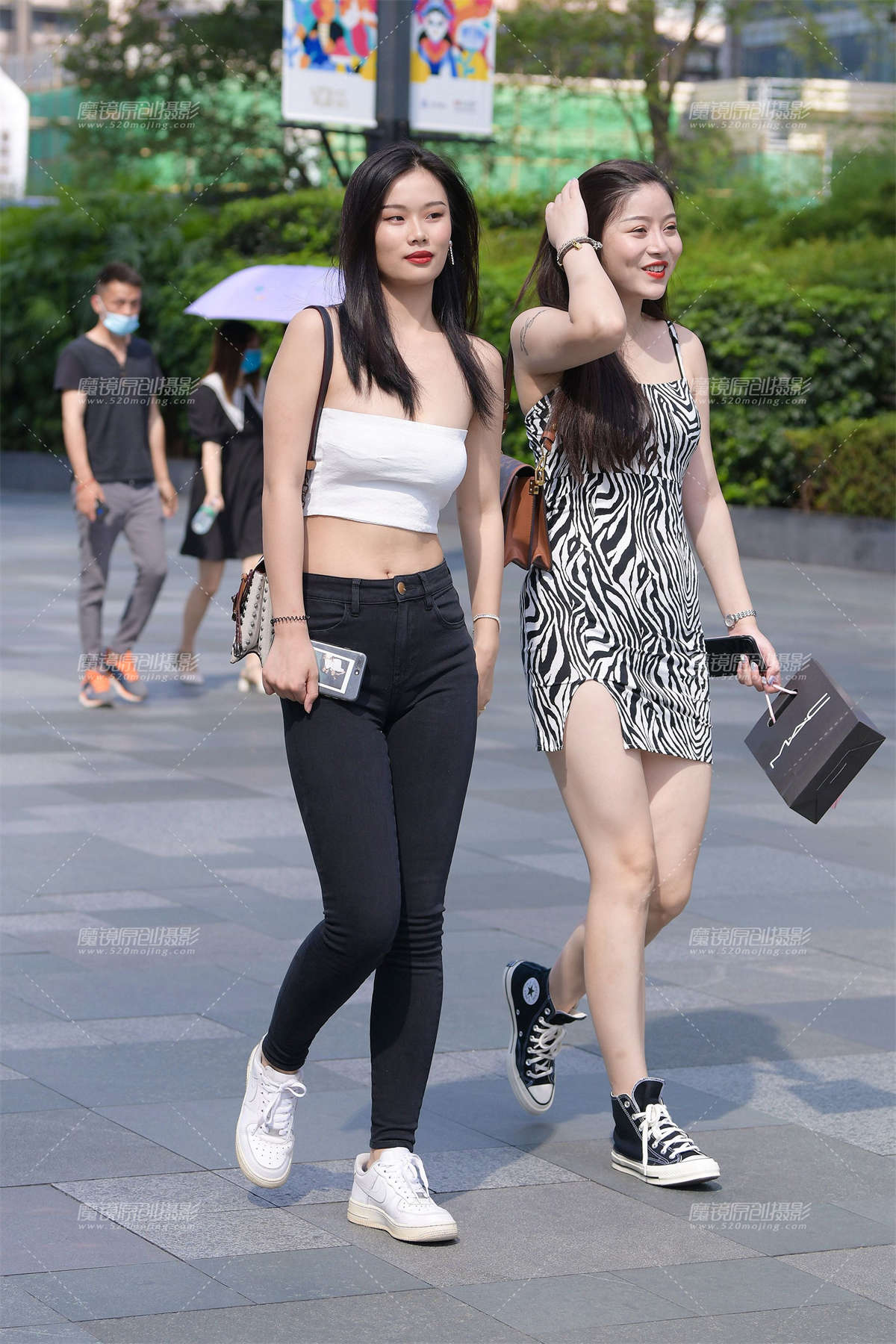 抹胸紧牛闺蜜-日更街拍