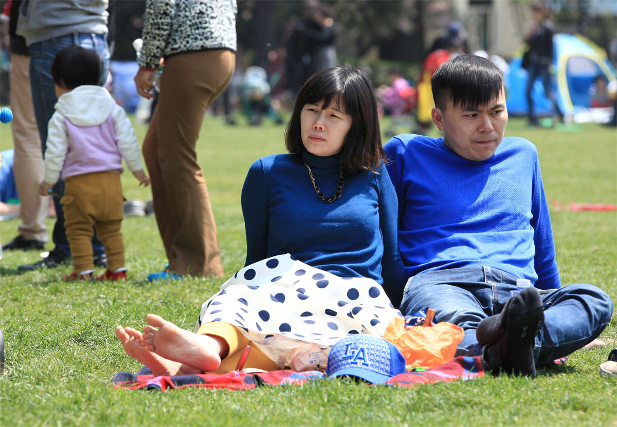 踏青公园街拍系列No.981 单论这双脚的品质，非常出众-日更街拍