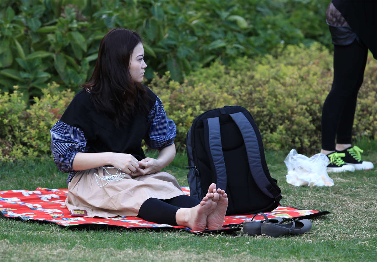 图片[2]-踏青公园街拍系列No.1052 独赏音乐的女孩对生人走近很敏感-日更街拍