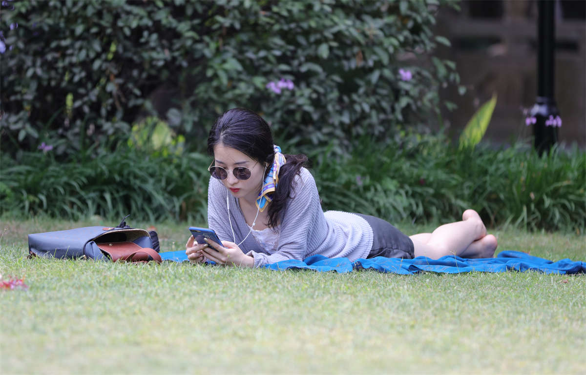 图片[2]-踏青公园街拍系列No.1756 嫩妹一双雪足的品质，远远超出了我的预期-日更街拍