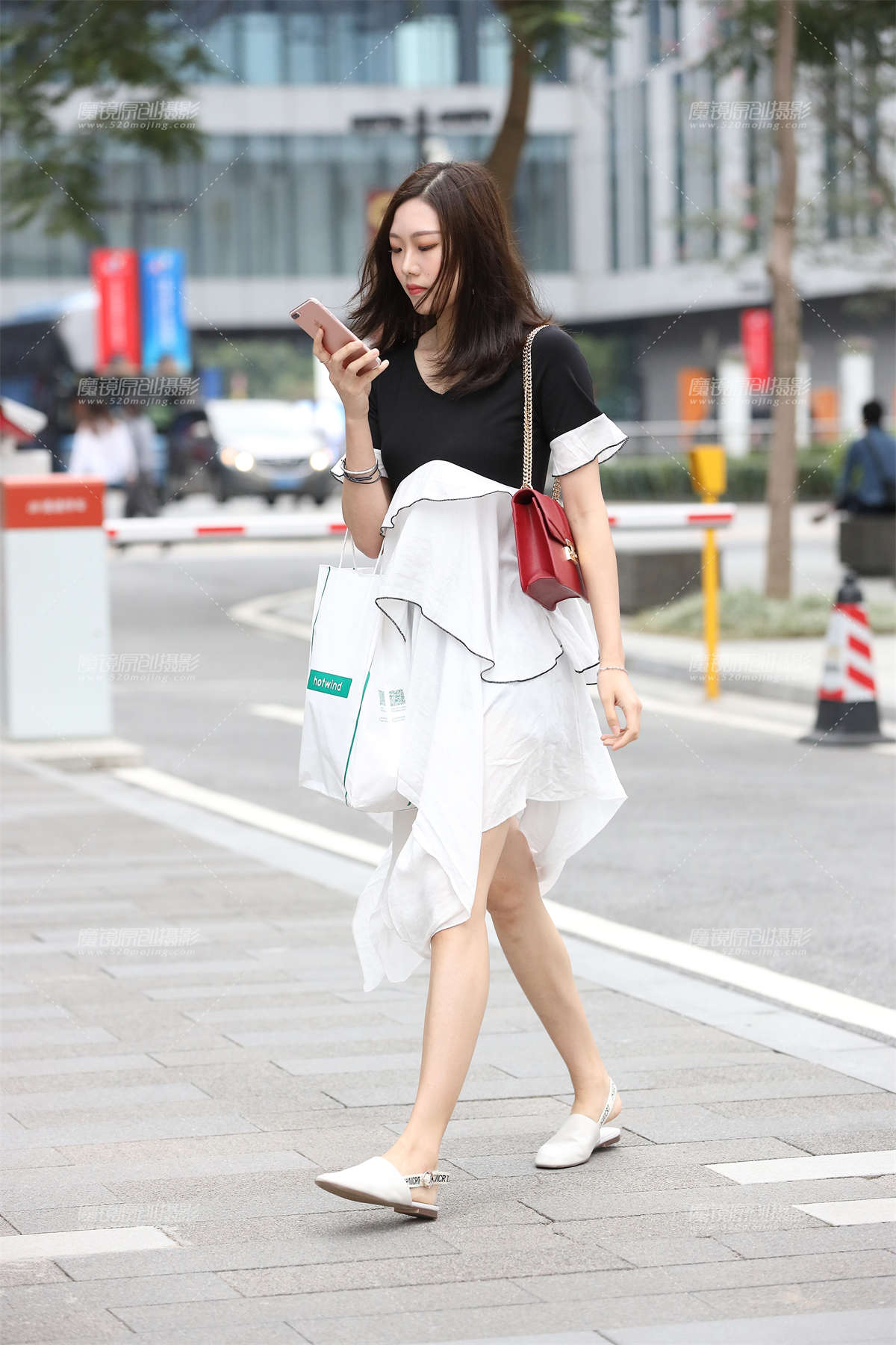 白皙的小姐姐有点像唐嫣-日更街拍