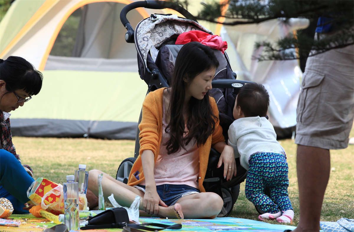 图片[2]-踏青公园街拍系列No.1245 小鸟依人型的年轻少妇，每个脚趾都精心修饰过-日更街拍