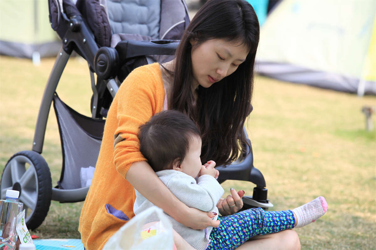 踏青公园街拍系列No.1245 小鸟依人型的年轻少妇，每个脚趾都精心修饰过-日更街拍