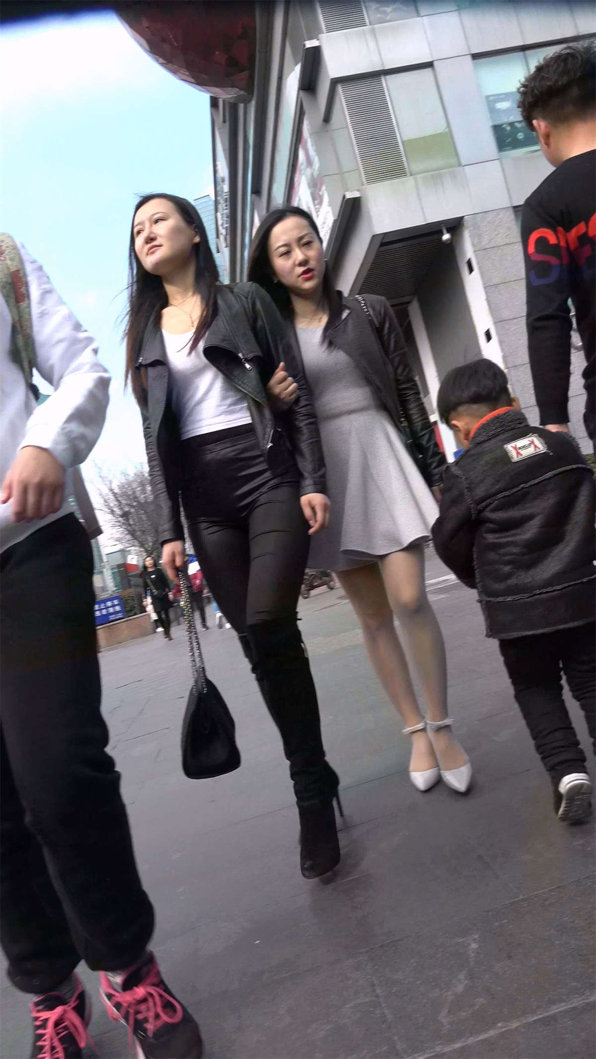 黑色紧身裤美女-日更街拍