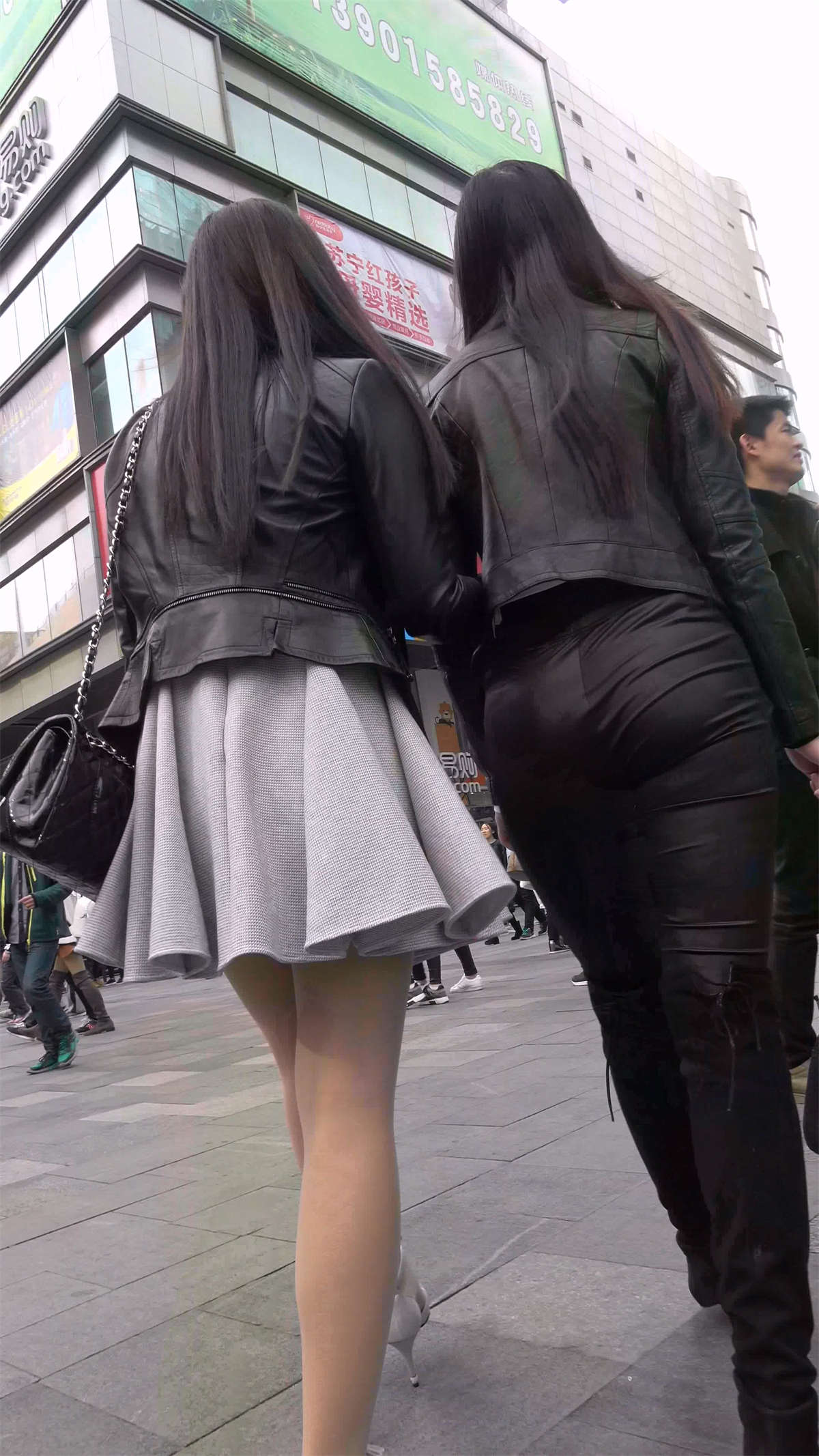 图片[2]-黑色紧身裤美女-日更街拍