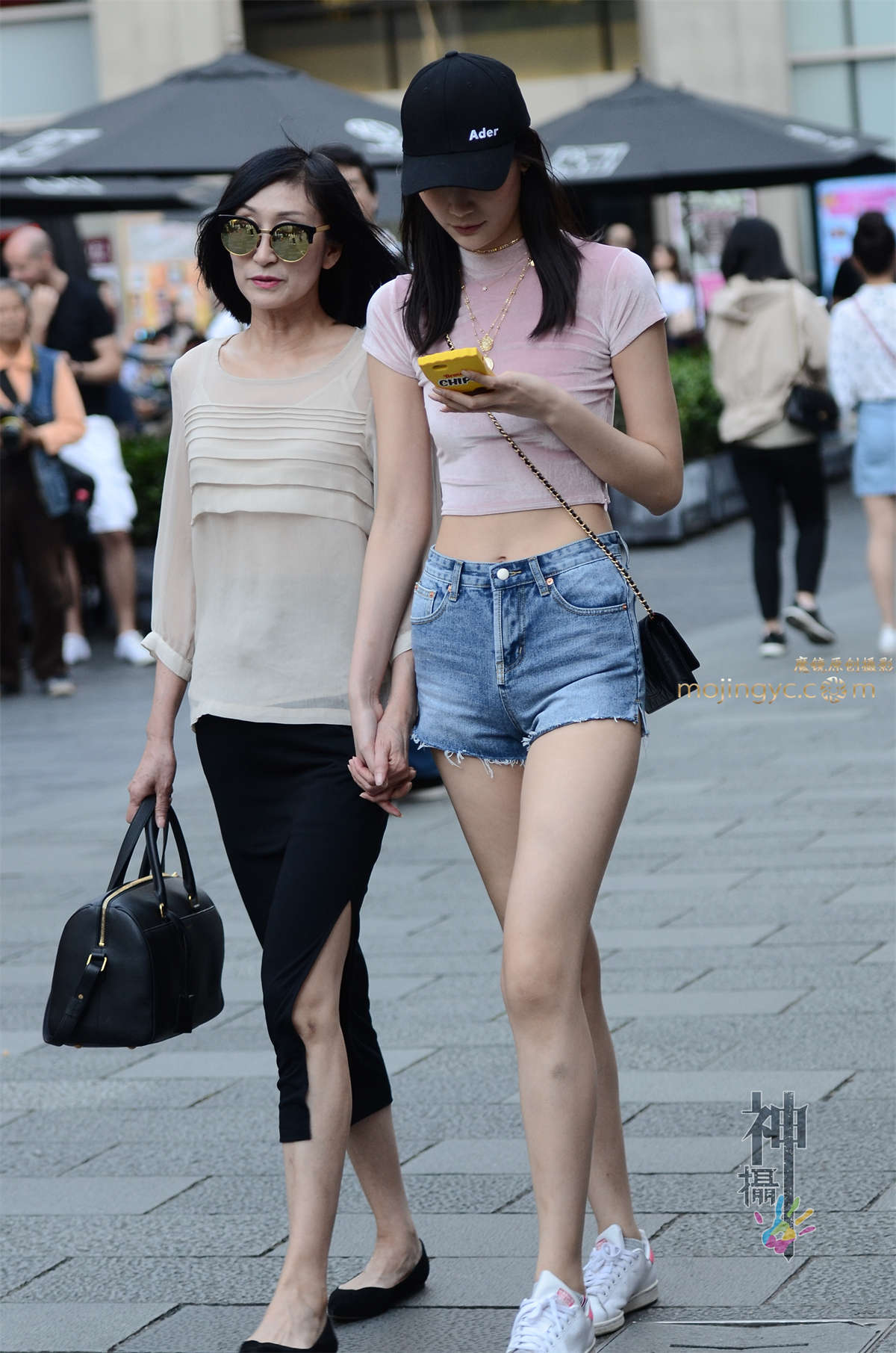 【验证街拍大赛NO.2】神摄手参赛05 穿牛短的高挑美女（14P）-日更街拍