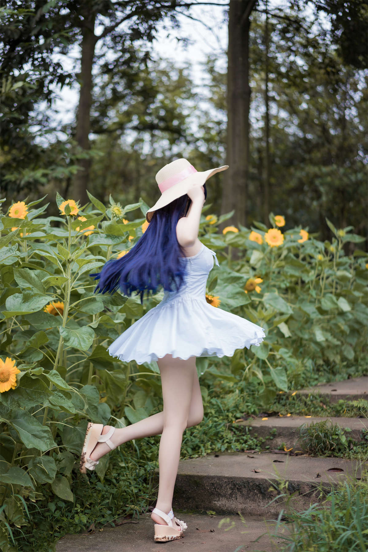 图片[2]-喵糖映画 VOL.414 花园白裙-日更街拍