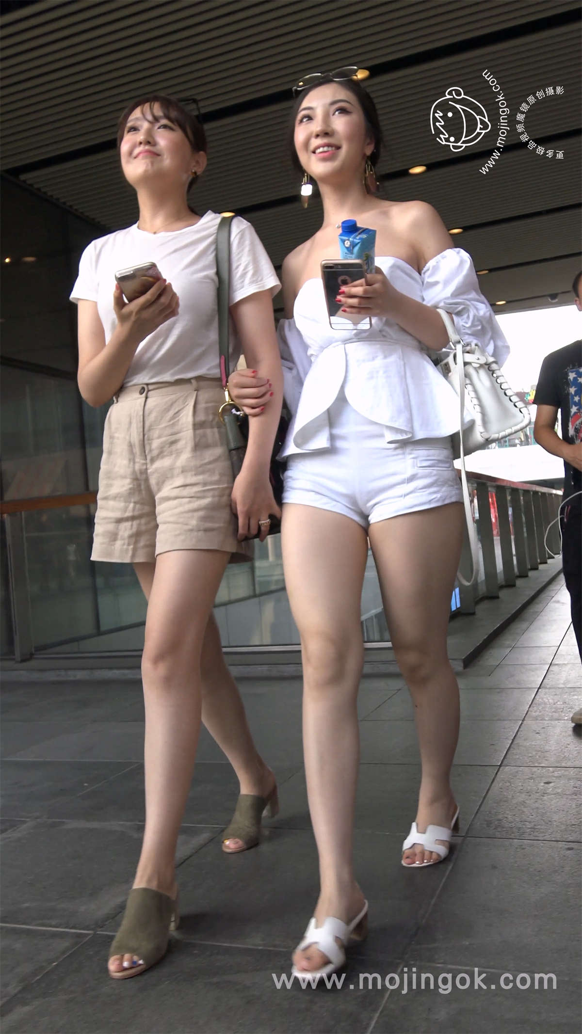 逆天美颜性感露背美女-日更街拍