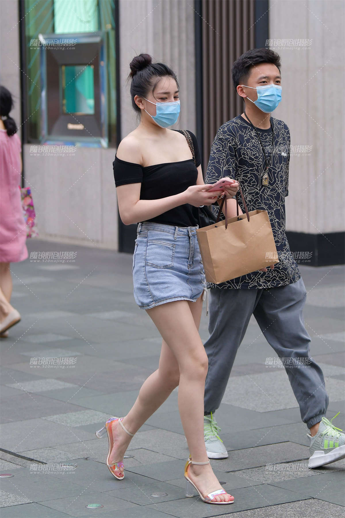 牛仔短裙高跟小姐姐-日更街拍