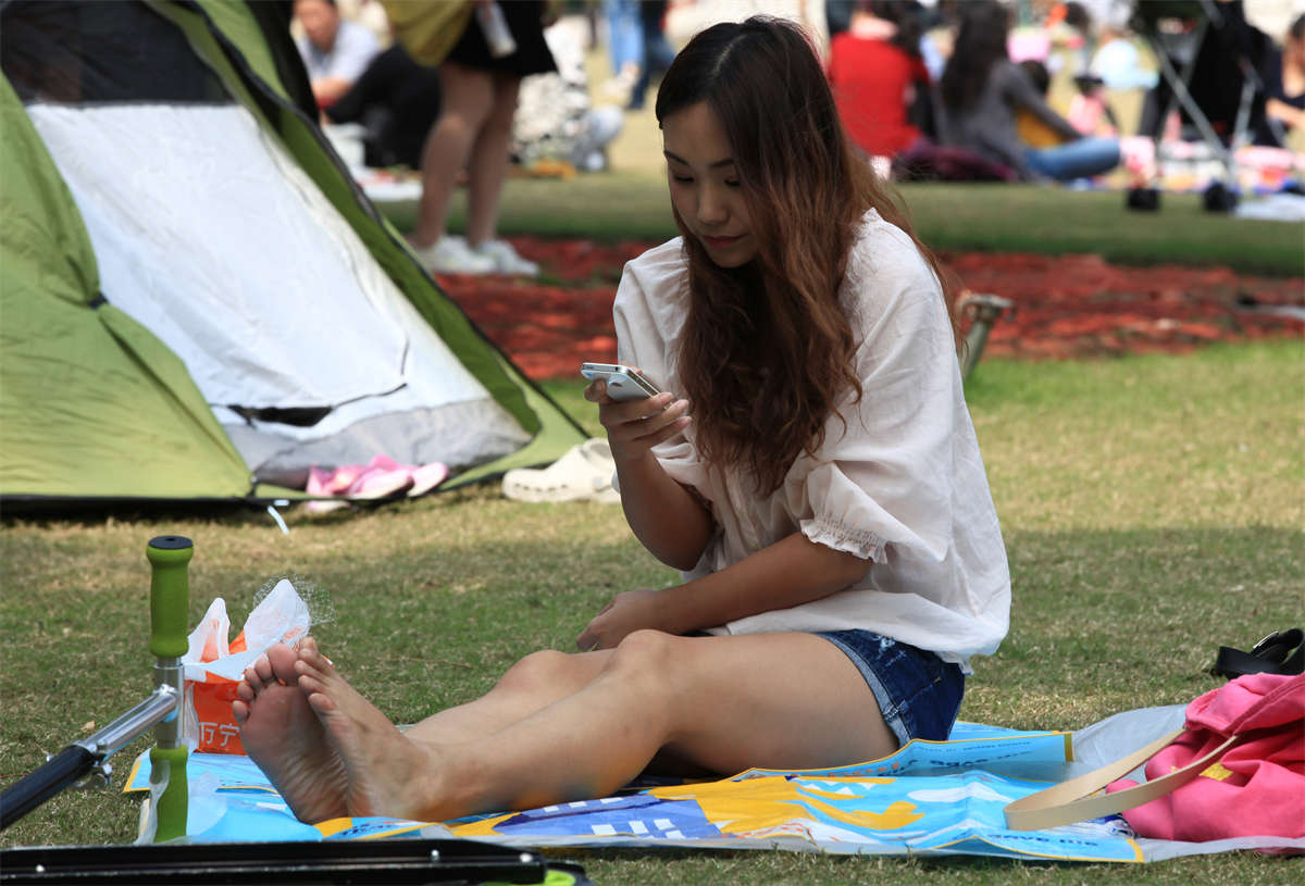 图片[2]-踏青公园街拍系列No.982 即使在精品少妇中再选，这位美女的颜值气质依然出挑-日更街拍