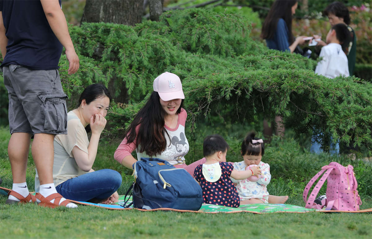 踏青公园街拍系列No.1757 年轻少妇伸出一只秀美丝足-日更街拍