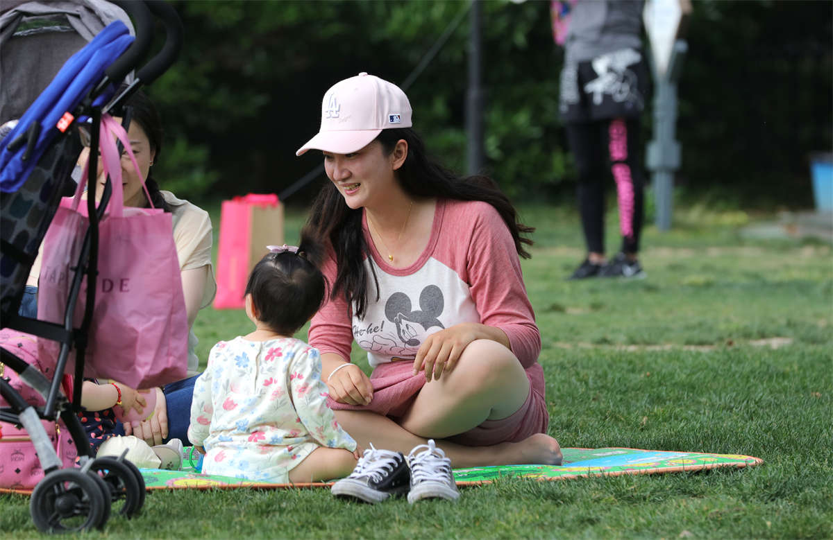 图片[2]-踏青公园街拍系列No.1757 年轻少妇伸出一只秀美丝足-日更街拍