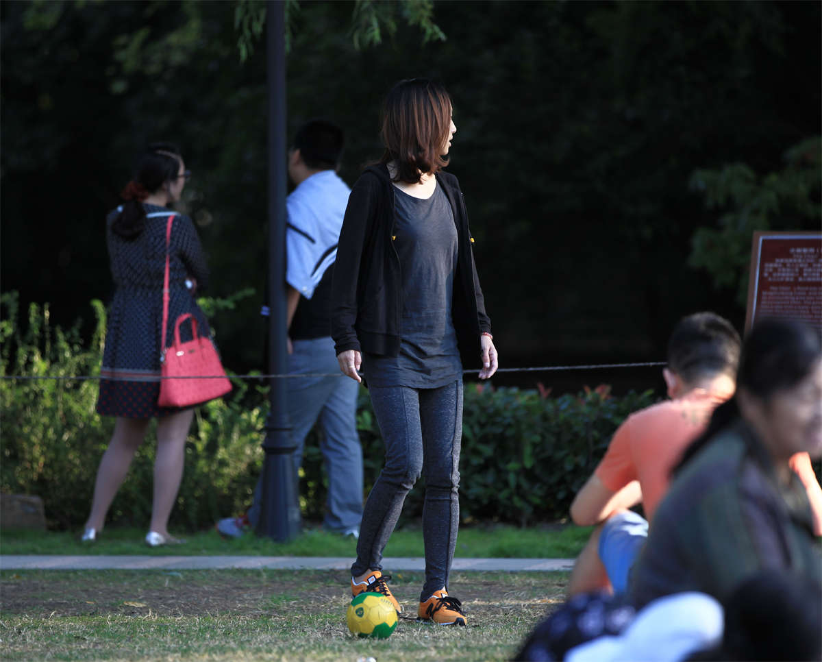 踏青公园街拍系列No.1053 略带趾毛的二趾微长少妇素足-日更街拍