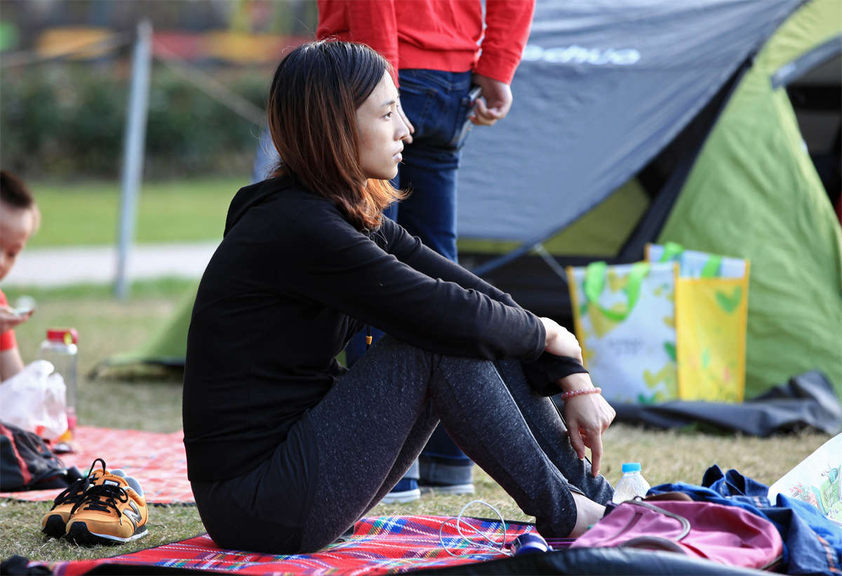 图片[2]-踏青公园街拍系列No.1053 略带趾毛的二趾微长少妇素足-日更街拍