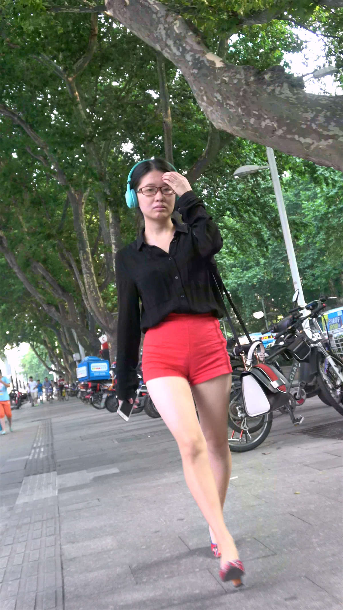 图片[2]-红色热裤美女-日更街拍