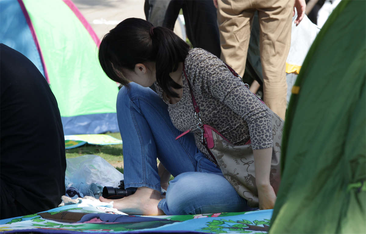 踏青公园街拍系列No.1246 忧郁气质的少妇有着一双干净整洁的玉足-日更街拍