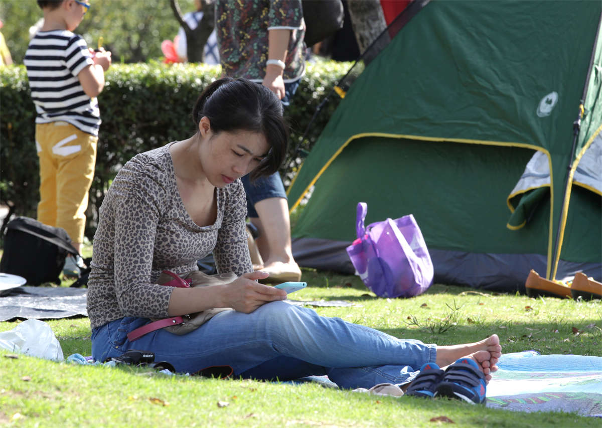 图片[2]-踏青公园街拍系列No.1246 忧郁气质的少妇有着一双干净整洁的玉足-日更街拍