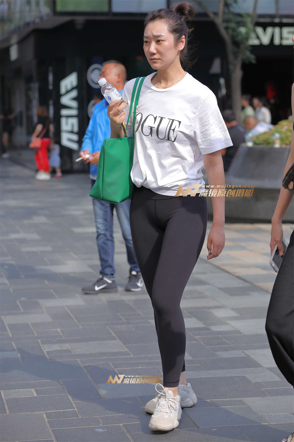 【视觉冲击赛帖】白+黑，紧致健美裤MM-日更街拍