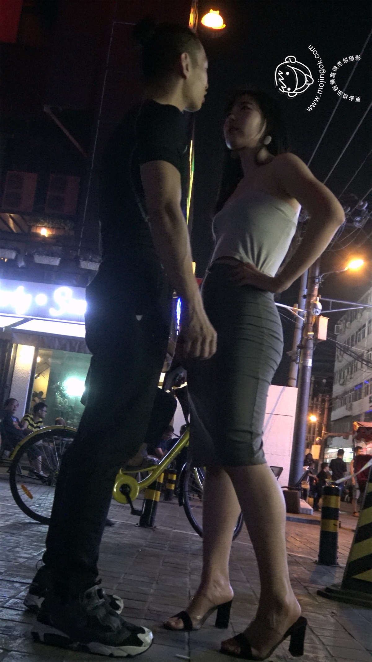 翘臀紧身包臀裙高跟性感美女-日更街拍