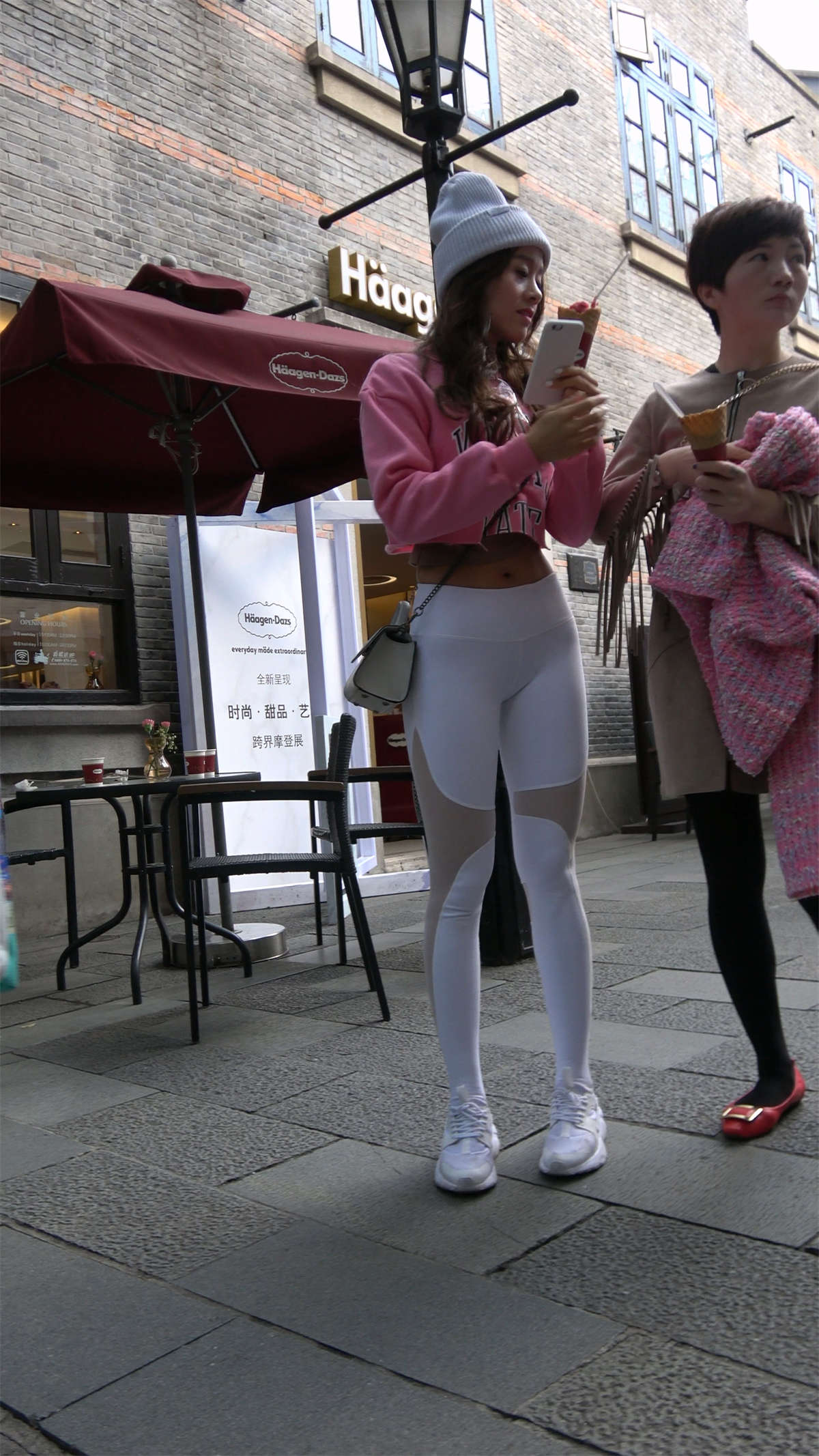 极品紧身弹力裤粉衣翘臀美女2-日更街拍