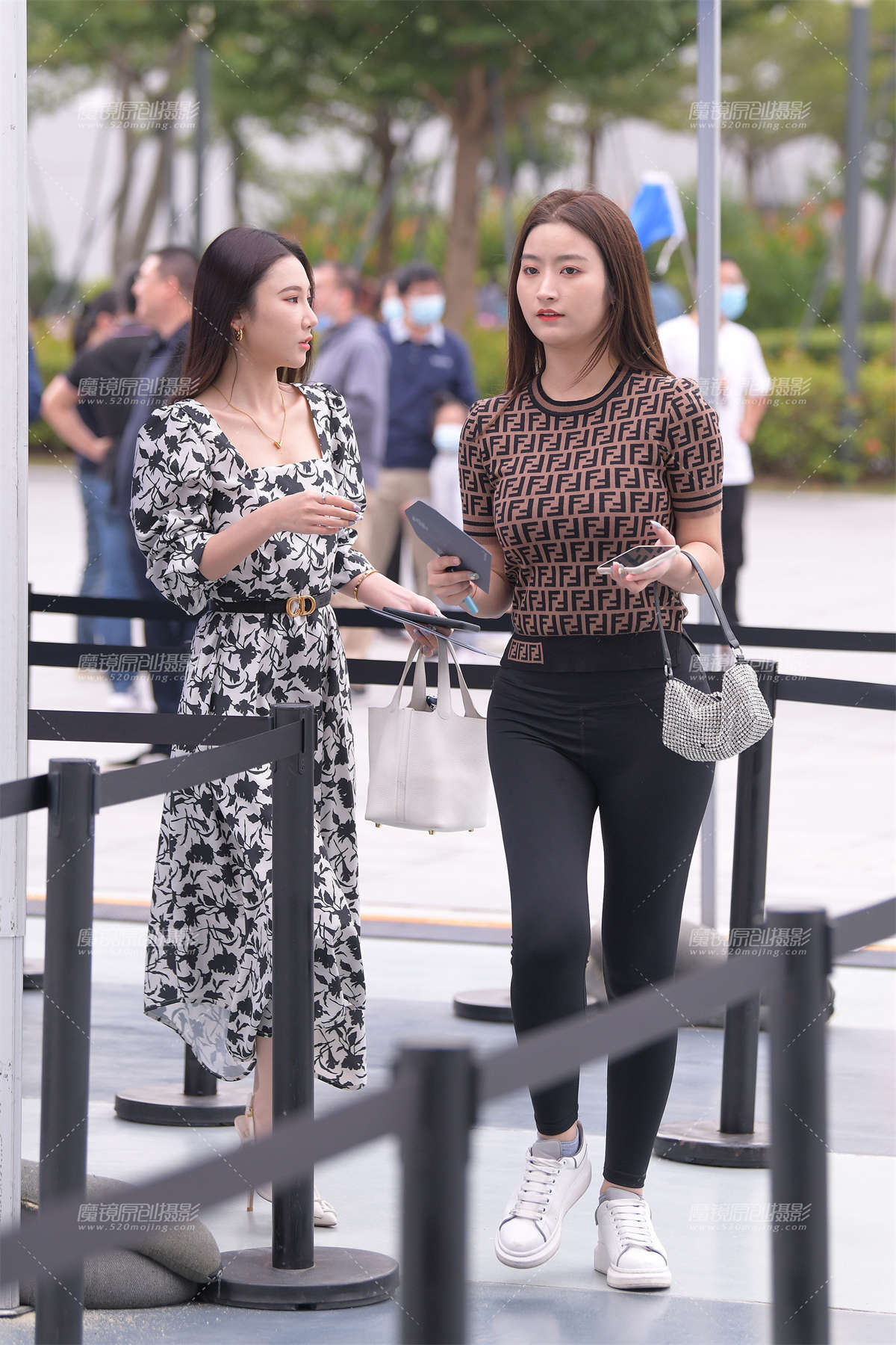 紧身裤润臀闺蜜美女-日更街拍