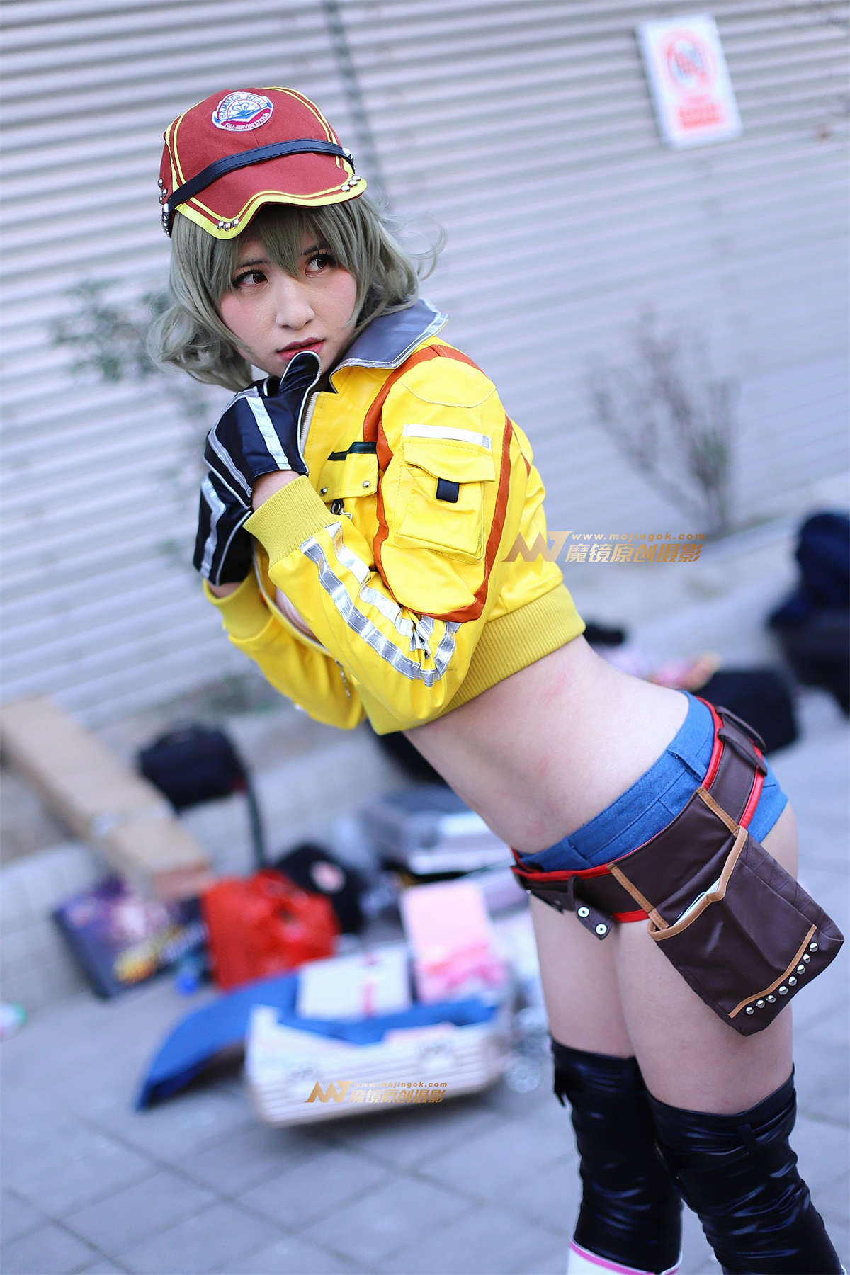 黄色露脐夹克衫牛仔小热裤插图1