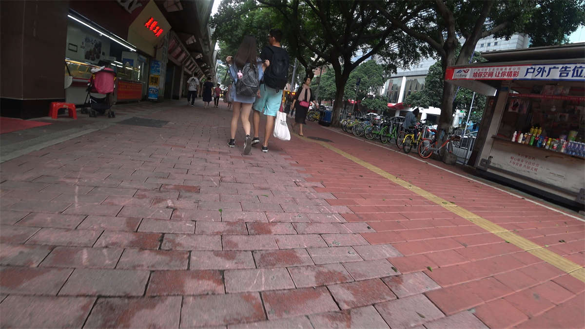 美腿气质小清新美眉-日更街拍